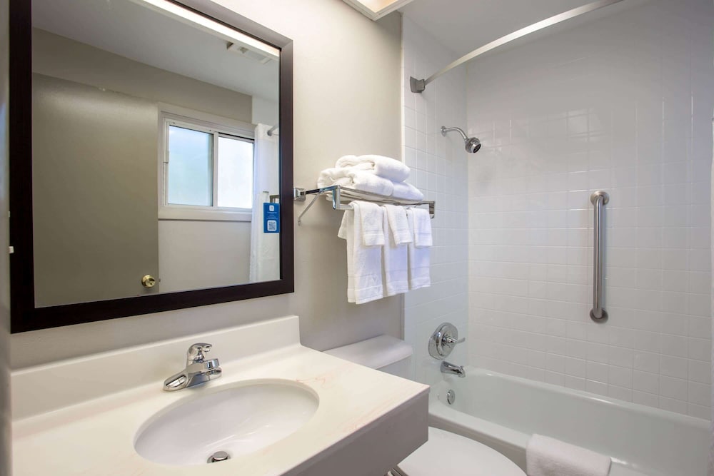 Standard Room, 1 Queen Bed - Photo 2