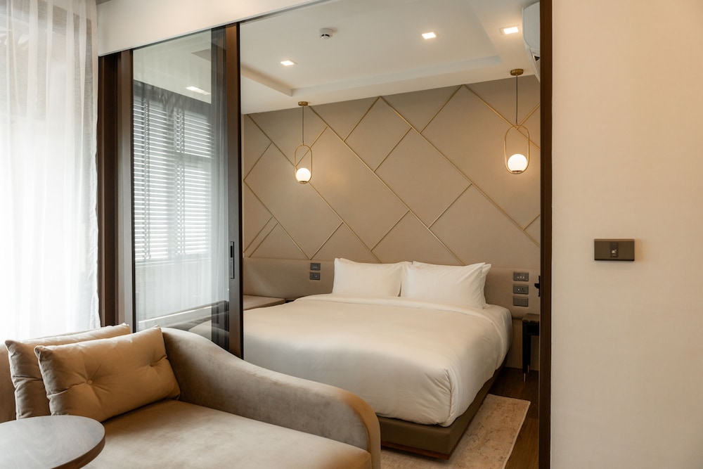Premier Room, 1 King Bed, Bathtub - Photo 1