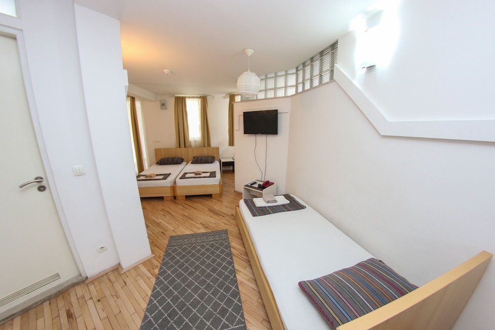 Basic Apartment photo 2