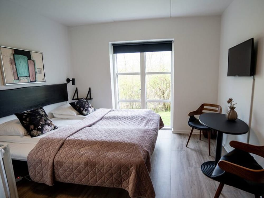 Comfort Room, 1 Queen Bed (Hotel) - Photo 2