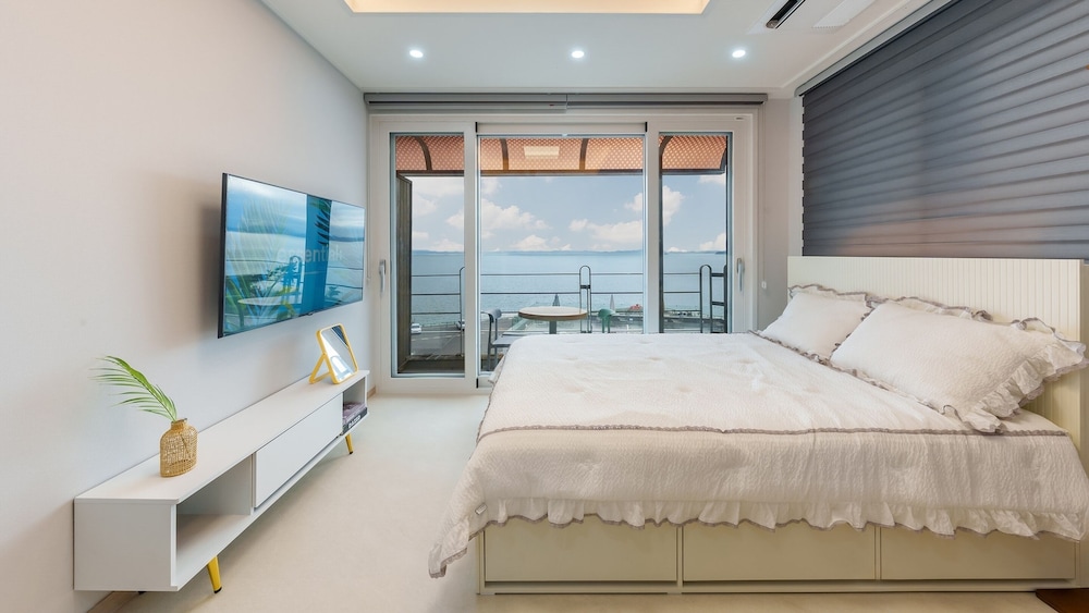 Basic Room, 1 Bedroom (205 (Ocean View / Private BBQ ))