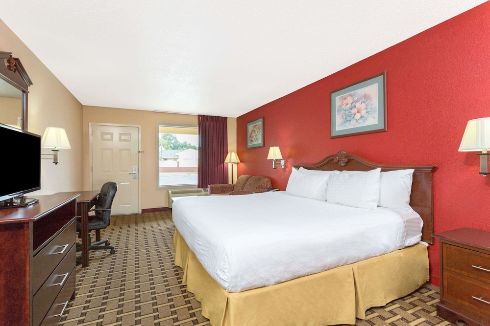 Room, 1 King Bed, Smoking - Photo 3