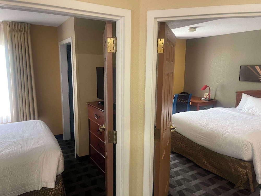 Standard Room, 1 Queen Bed, Non Smoking - Photo 1
