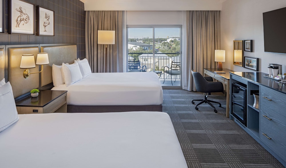 Room, 2 Queen Beds, Courtyard View - Photo 7