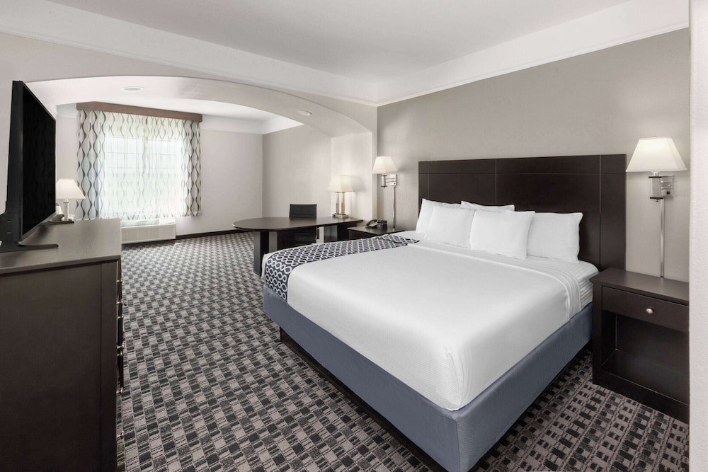 Deluxe Room, 1 King Bed, Accessible, Smoking (Mobility Accessible) - Photo 1