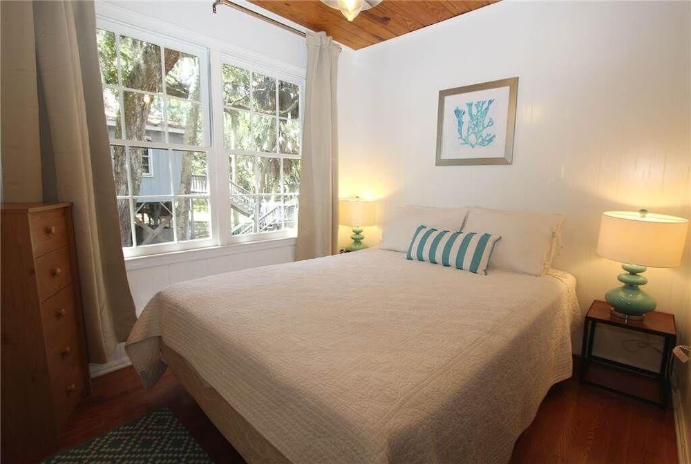 House, Multiple Beds (Ediscape, LLC) photo 2