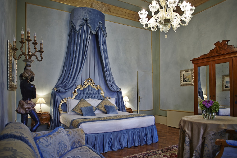 Junior Suite, 1 King Bed, Canal View