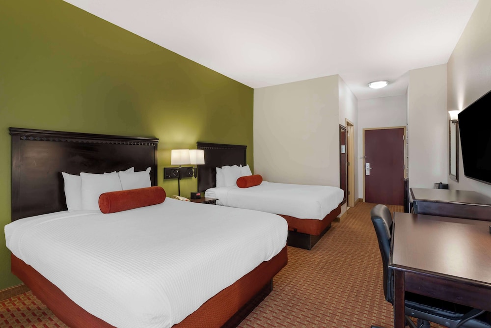 Standard Room, 2 Queen Beds, Non Smoking, Refrigerator & Microwave photo 1