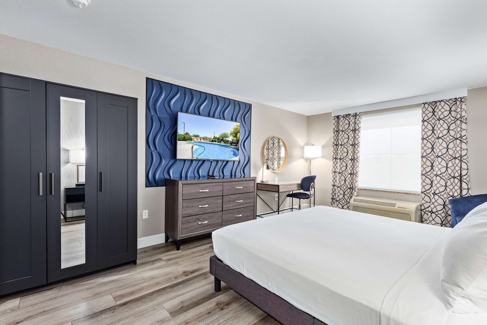 Standard Room, 1 Queen Bed, Accessible, Refrigerator & Microwave - Photo 1