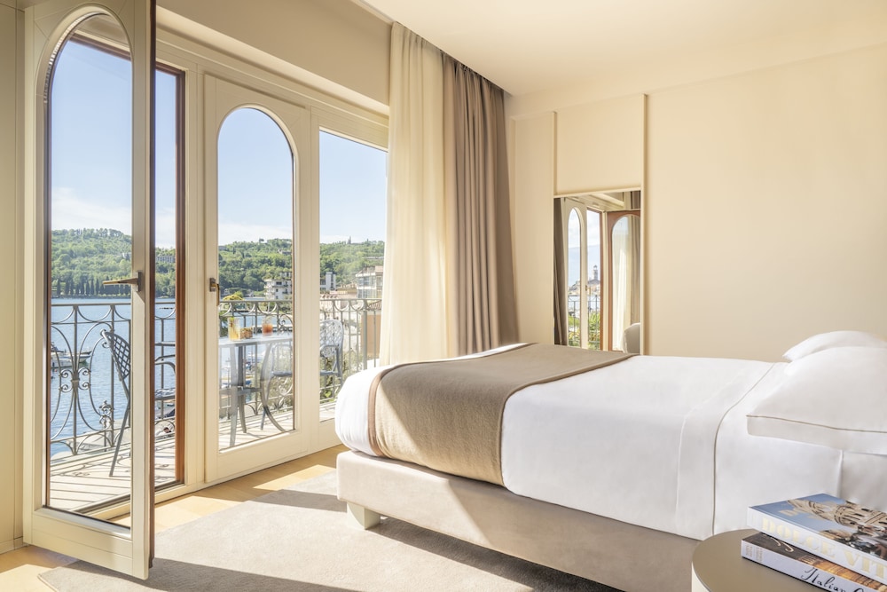 Suite, 1 King Bed, City View photo 3