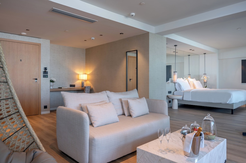Grand Studio Suite, 1 King Bed (Amazing Escape) photo 2
