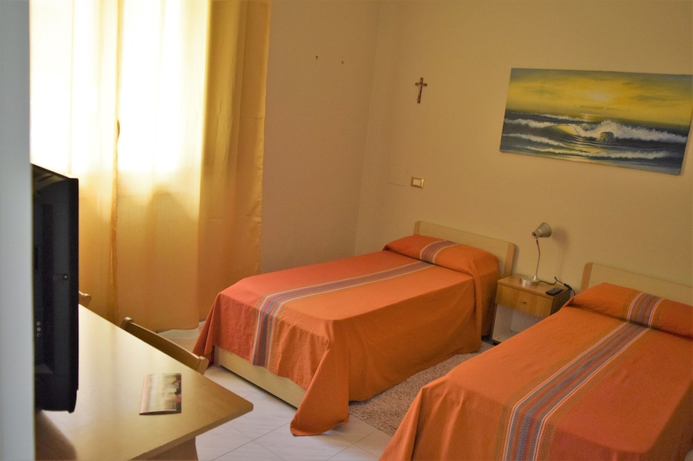 Economy Double Room (External Bathroom)