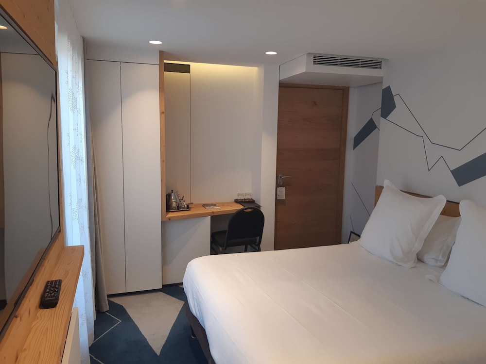Suite, 1 King Bed, Non Smoking (with Sofabed) photo 1