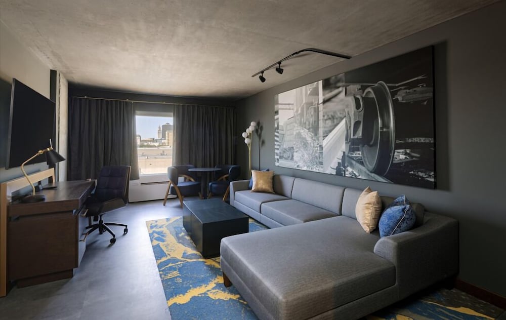 Signature Suite - Photo 4