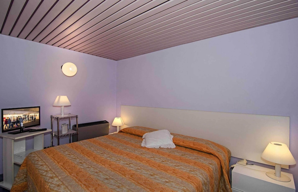 Family Room, 2 Bedrooms - Photo 10
