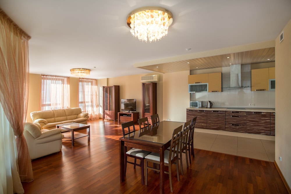 Family Room photo 1