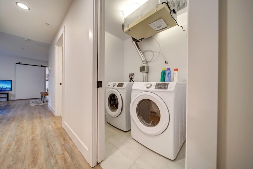 Stylish Modern Condo w Parking Location Coffee, Foto 18