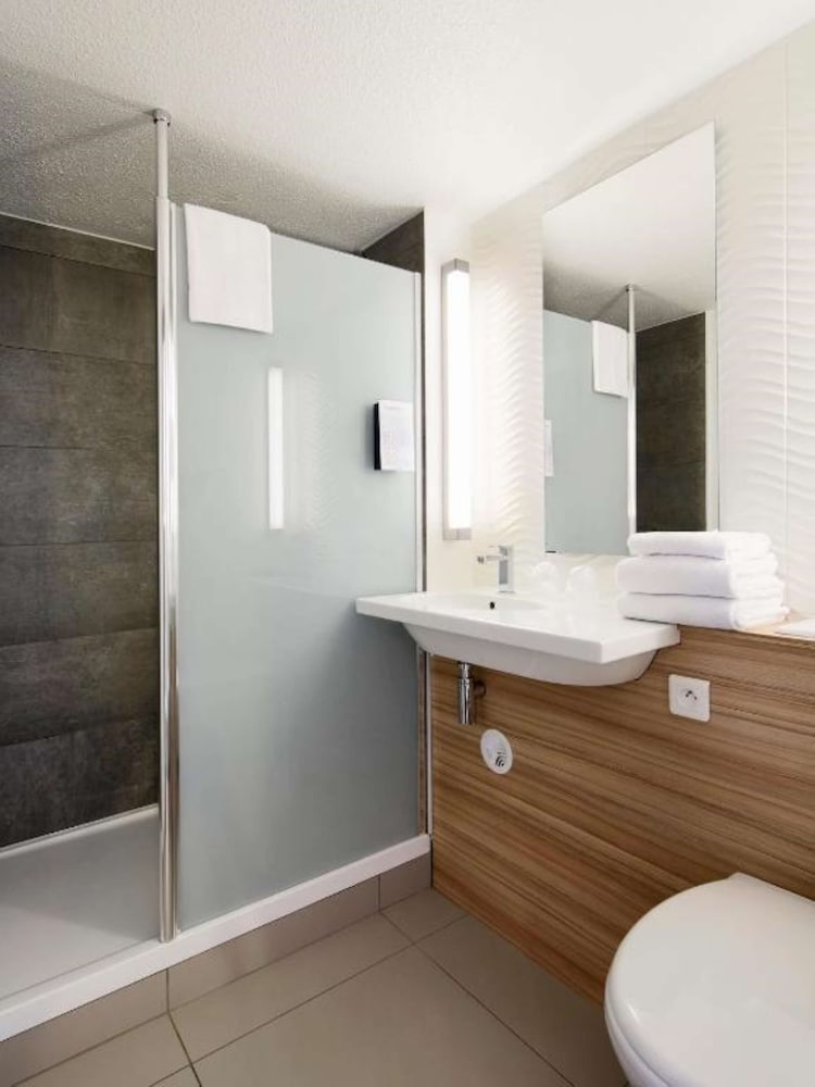 Standard Room, 3 Twin Beds photo 3