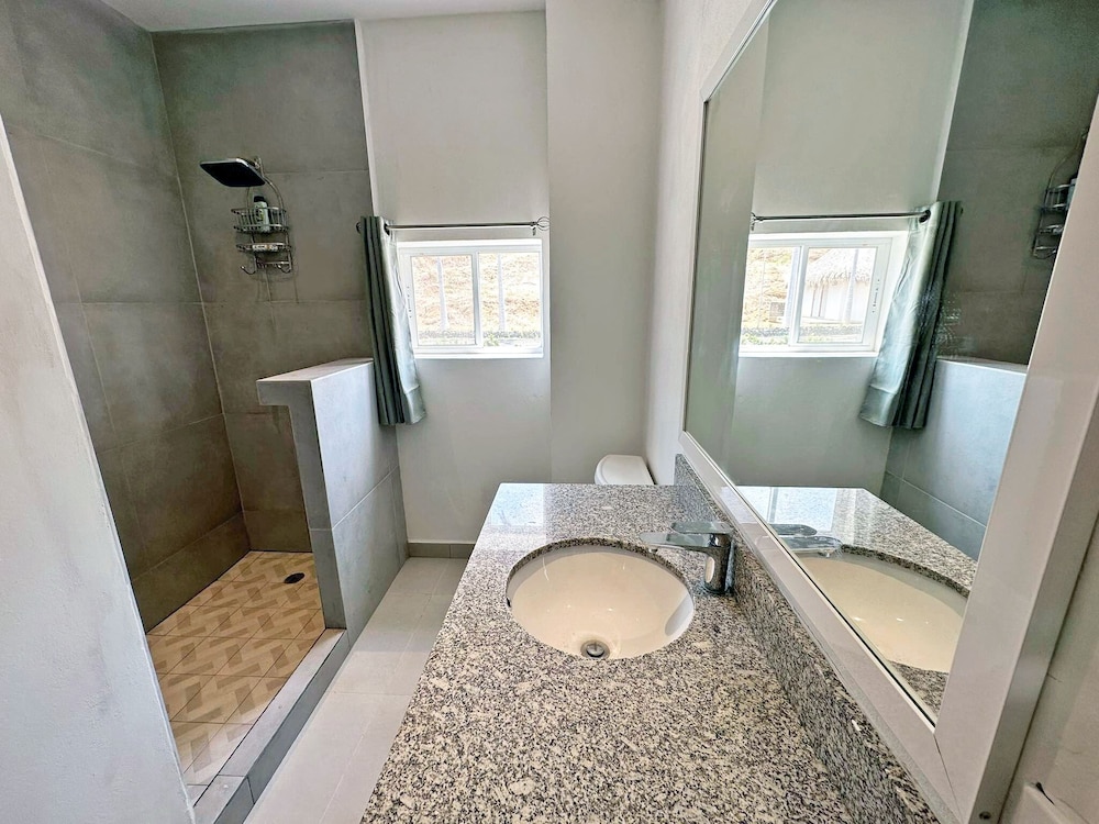 Deluxe Condo photo 3