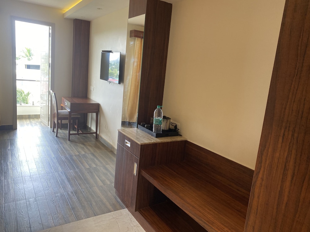 Premium Room with Balcony - Photo 12