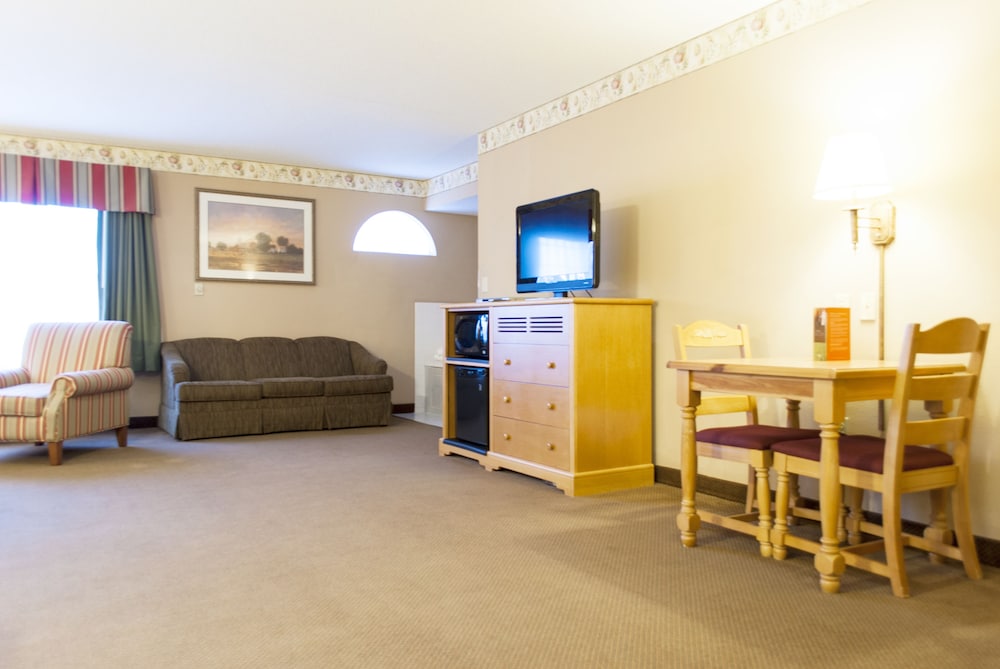 Suite, 1 King Bed with Sofa bed, Non Smoking, Jetted Tub - Photo 2