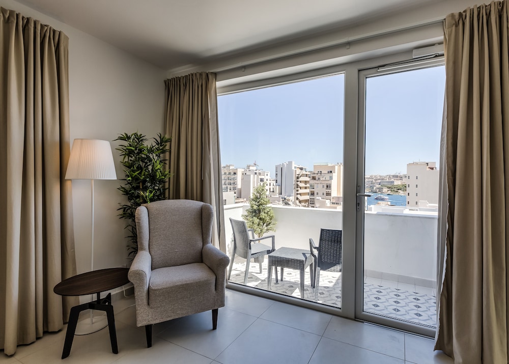 Luxury Penthouse, 1 Queen Bed, Terrace, Partial Sea View photo 3
