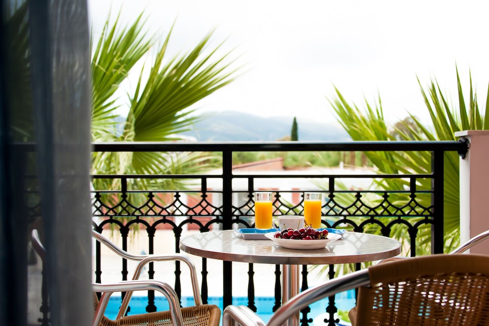 Superior Studio, Pool View photo 2