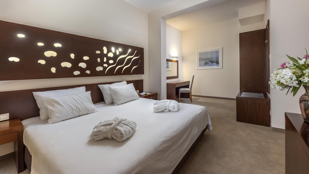 Family Room, 1 Bedroom, Balcony, Park View photo 2
