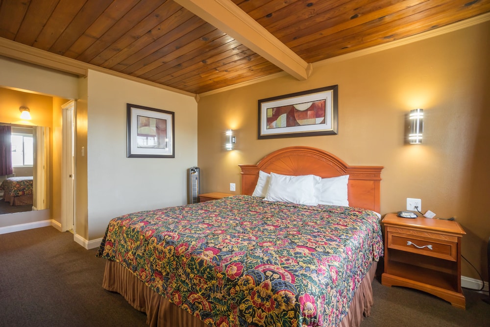 Premium Room, 1 King Bed photo 2