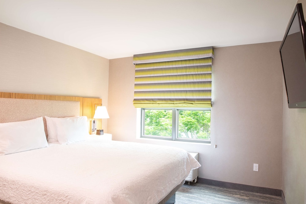 Suite, 2 Bedrooms - Photo 2