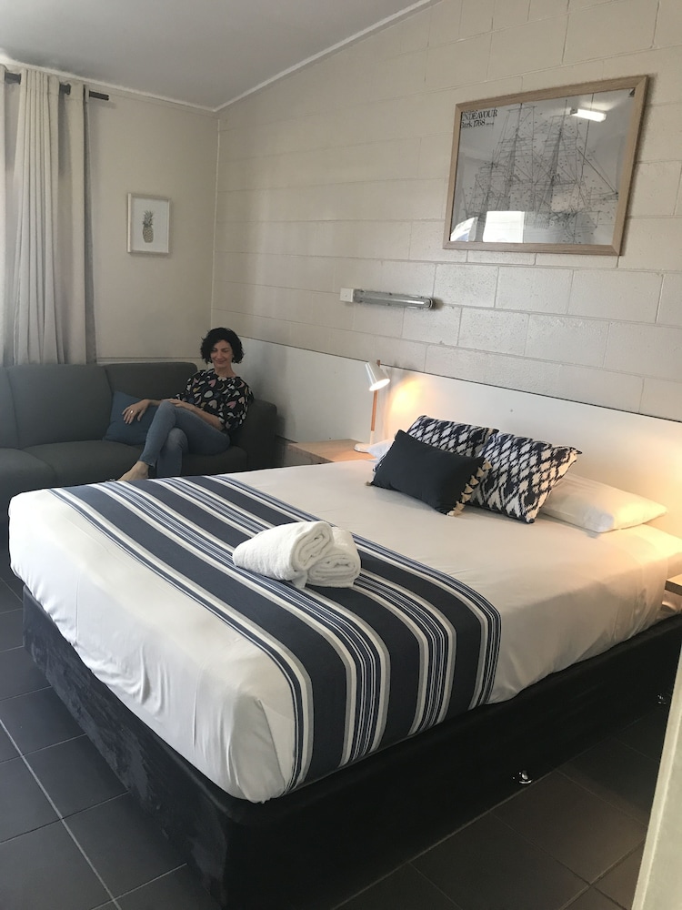 Standard Suite, 1 Bedroom, Non Smoking, Kitchenette (Queen Room 5 night)
