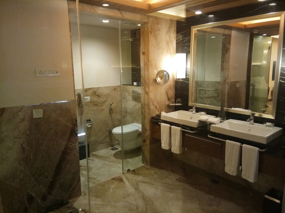 Suite, 1 Bedroom - Photo 10