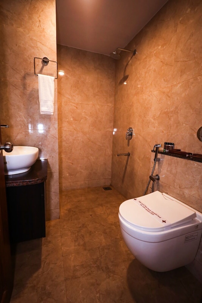 Deluxe Room, 1 King Bed, Balcony photo 3