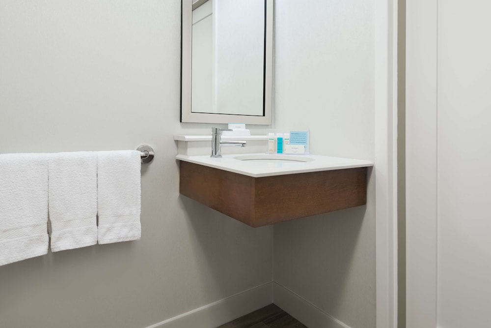 Room, 1 King Bed, Accessible, Bathtub - Photo 4