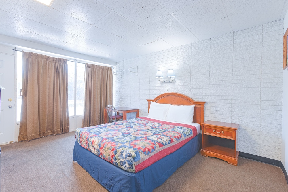 Room, 1 King Bed, Smoking photo 2