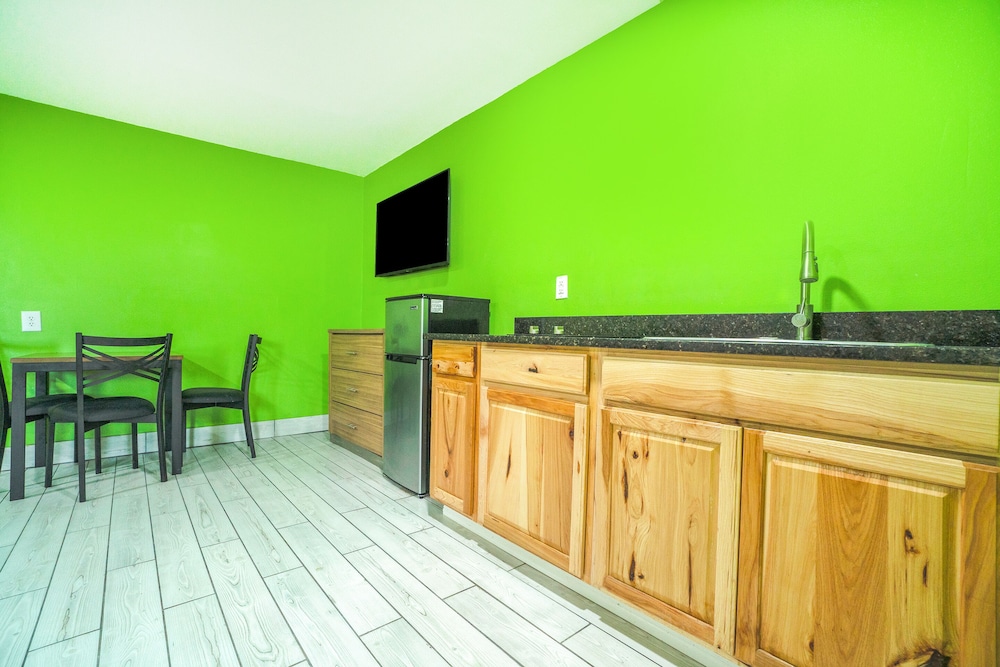 Room, Multiple Beds, Kitchenette - Photo 8