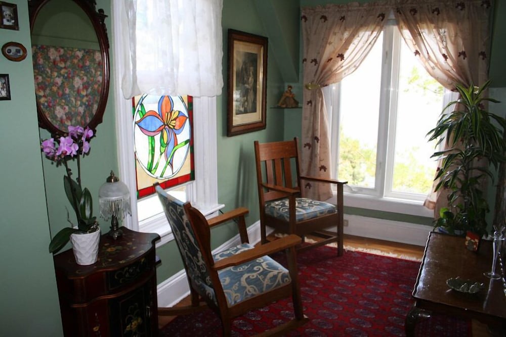 Room, 1 Queen Bed And 1 Sofa Bed, Ensuite, Ocean View (East Wing Room) photo 3