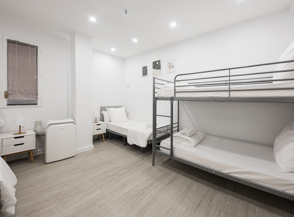 Basic Quadruple Room, Shared Bathroom photo 3
