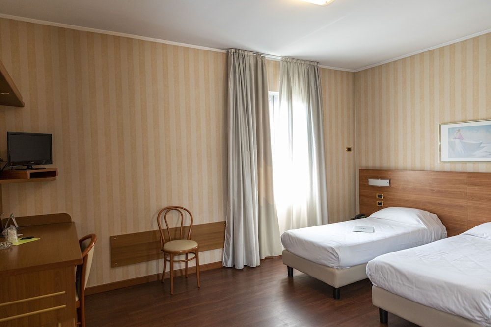 Economy Twin Room - Photo 3