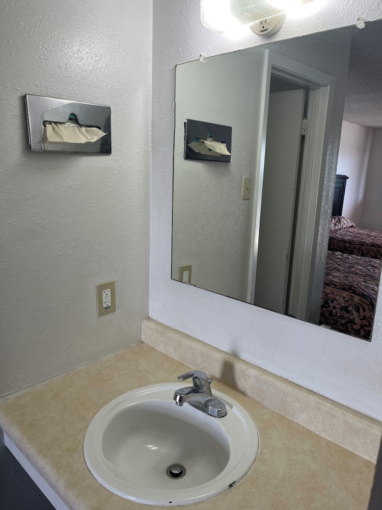 Double Room, 2 Queen Beds, Non Smoking, Refrigerator & Microwave photo 3
