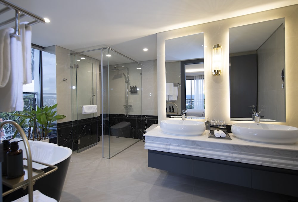 Executive Suite - Photo 3