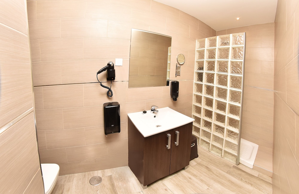 Standard Double Room with Free Airport Shuttle - Photo 17