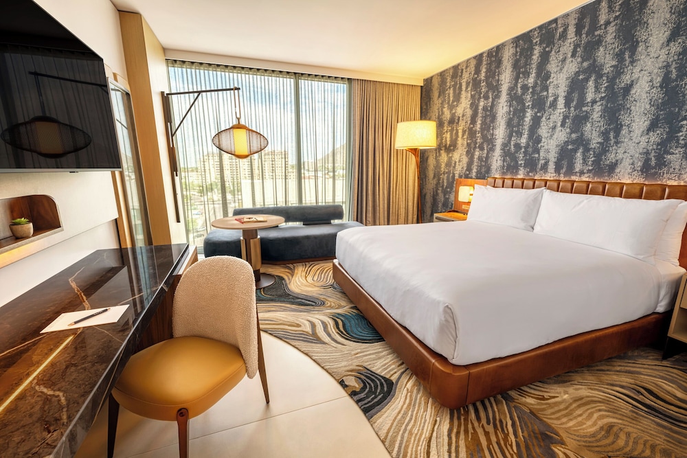 DELUXE, KING BED, CITY VIEW