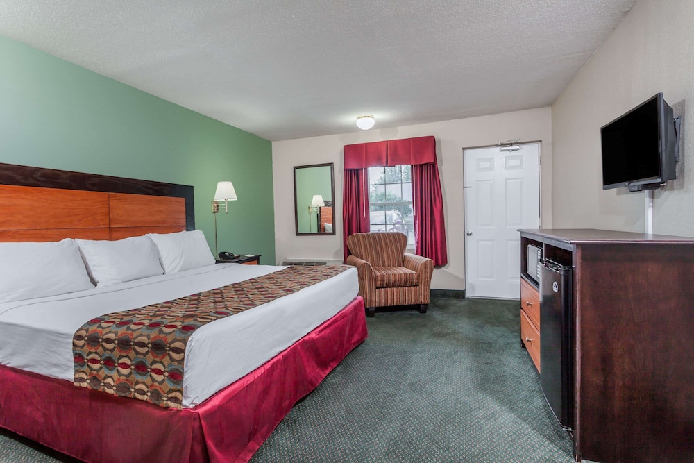 1 King Bed, Efficiency, Non-Smoking - Photo 1