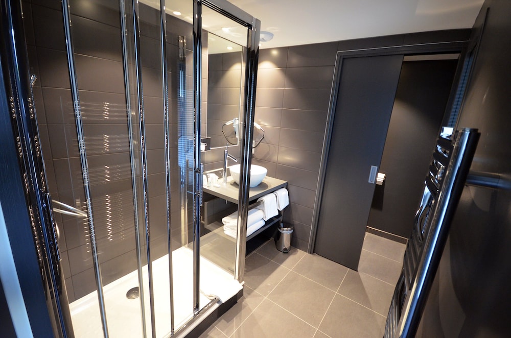 Standard Room, 1 Queen Bed (Bath/Shower Combo) - Photo 9