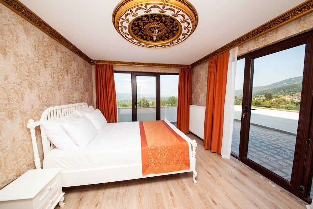 Suite, Lake View