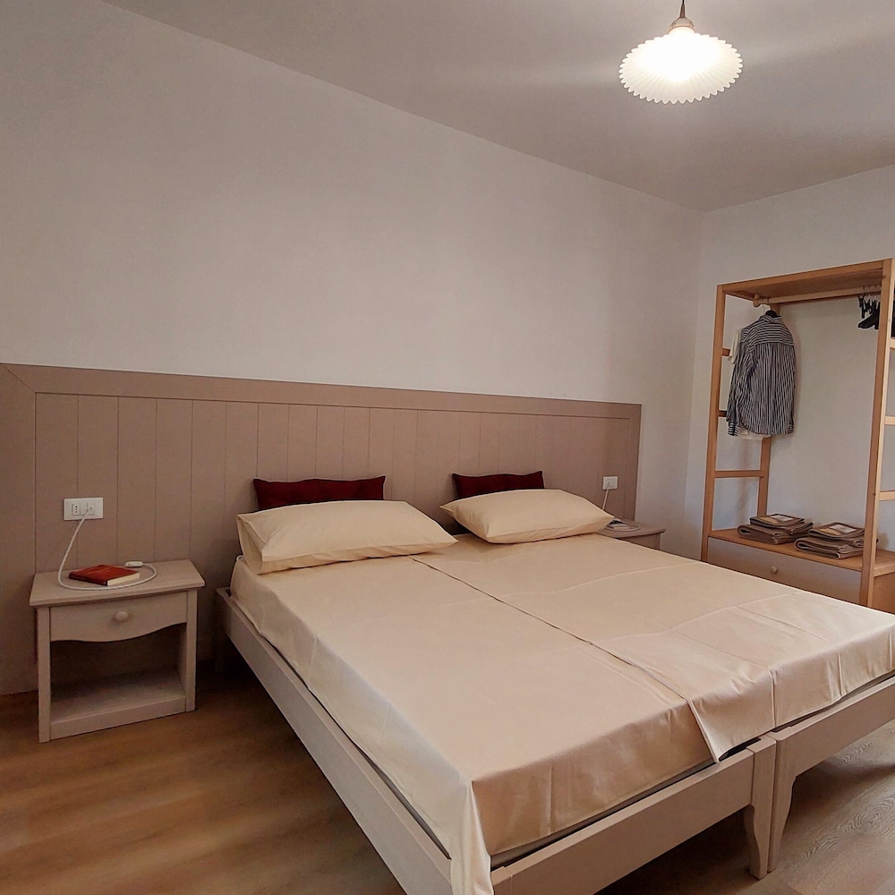 Traditional Apartment, 2 Bedrooms, Kitchen, Hill View photo 3
