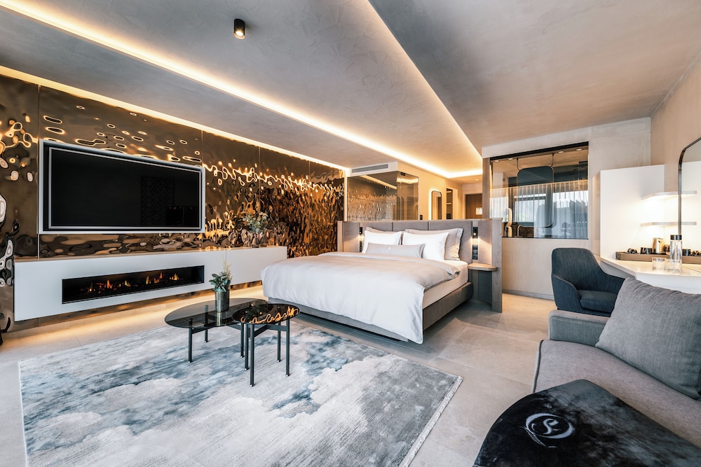 Deluxe Studio Suite, 1 King Bed, Pool View photo 2