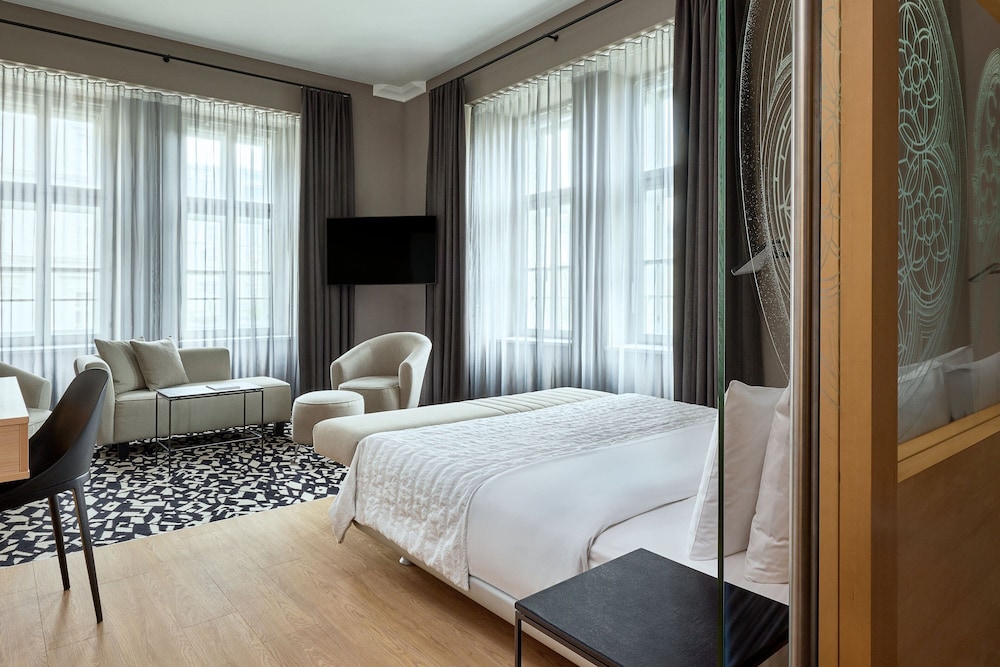 Room, 1 King Bed, Corner