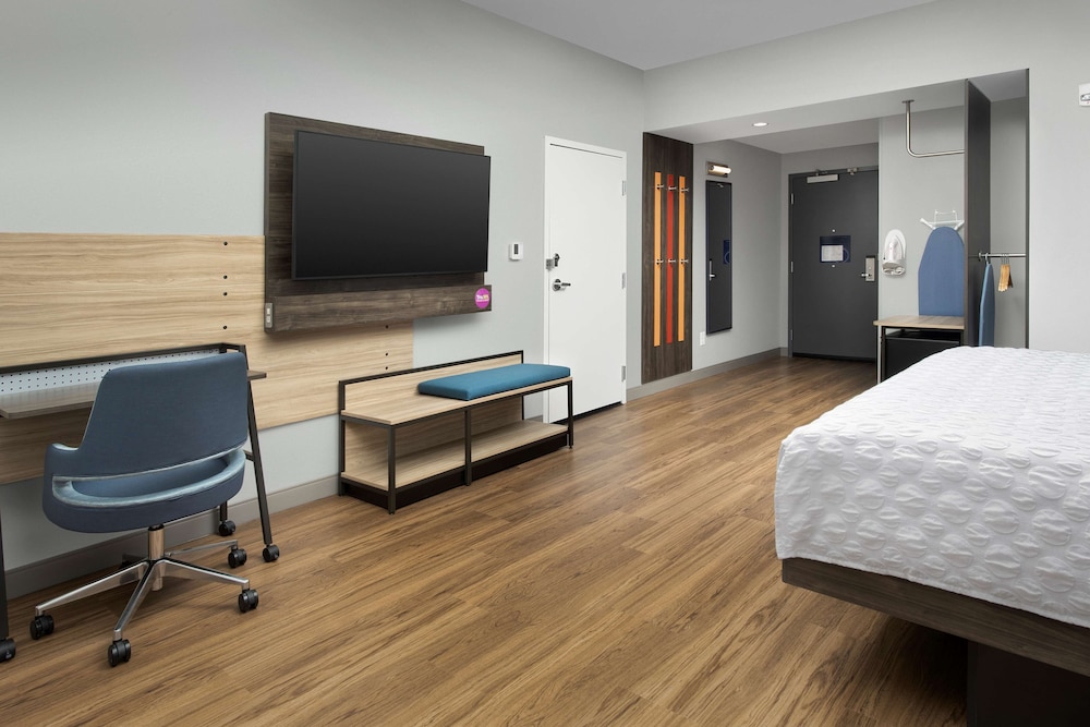 Room, 1 King Bed, Accessible (Roll-In Shower) - Photo 2